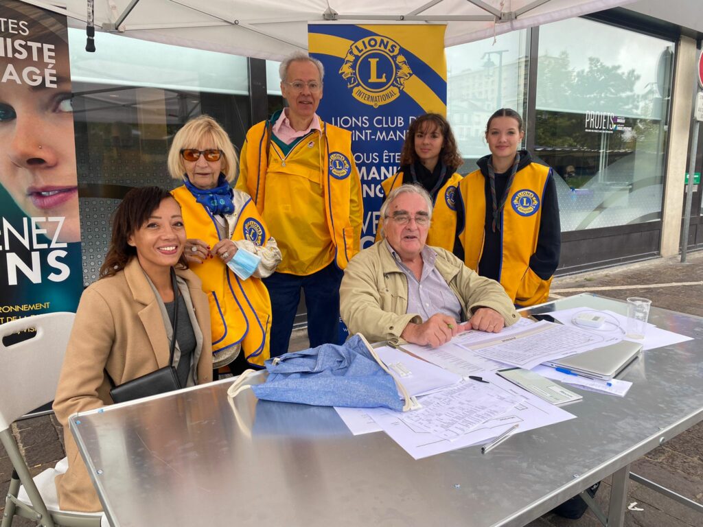 L'équipe d'organisation : Agnès, Suzy, Bernard, et les deux scouts en renfort.