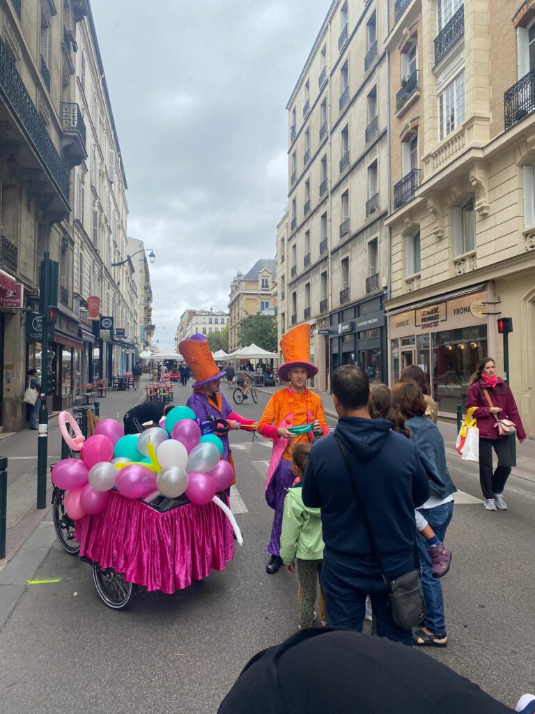 une animation dans l'avenue de Gaulle : distribution de ballons